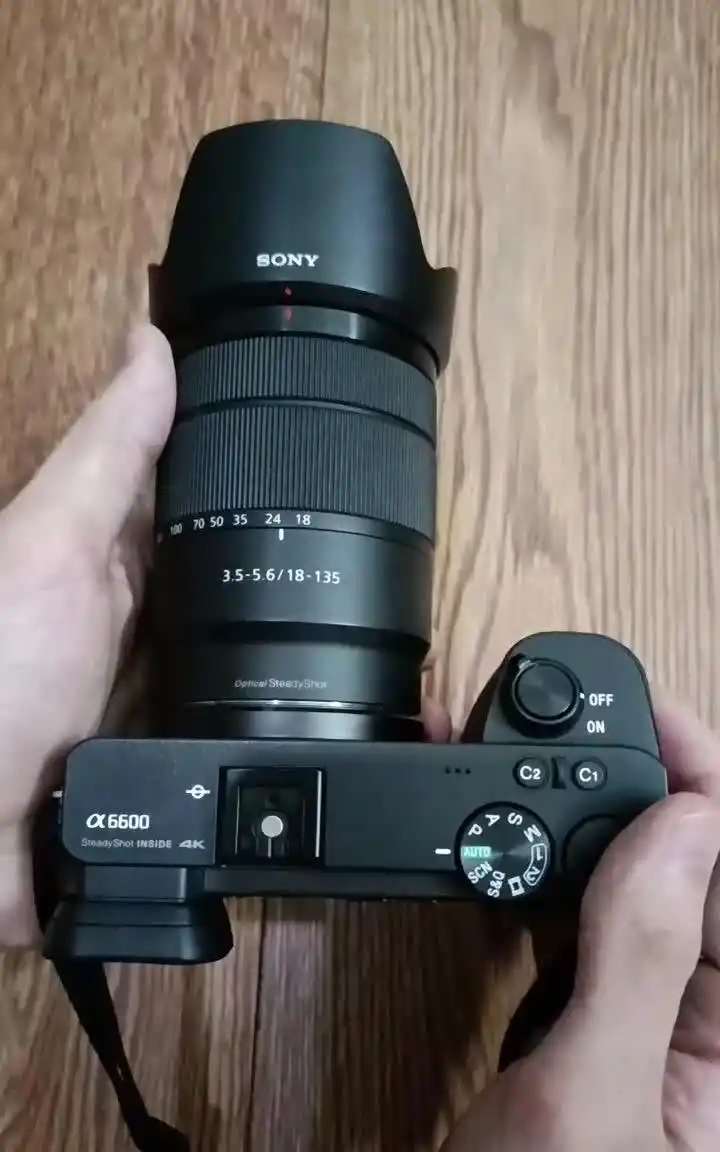 دوربین Sony Alpha 6600 + لنز ۱۸ - ۱۳۵ + تجهیزات دست دو