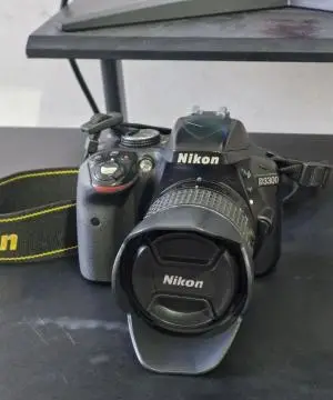 دوربین نیکون d3300 به همراه لنز زوم و کیف دست دوم