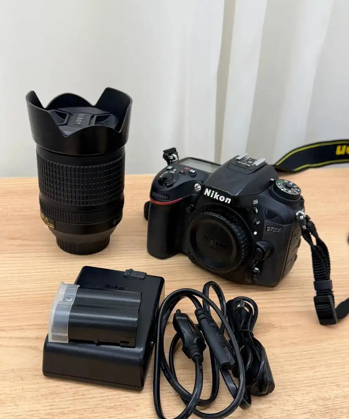 دوربین نیکون d7200 دست دو