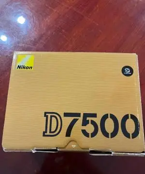 دوربین نیکون D7500 + لنز 18-140  تمیز آماده فروش دست دوم