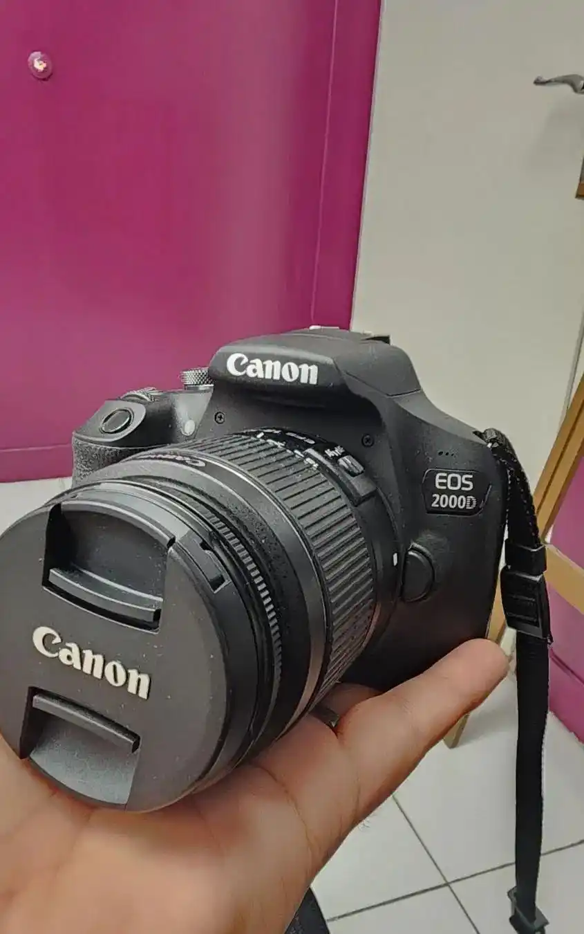 دوربین canon2000D با لنز ۱۸-۵۵ چند بار استفاده شده دست دو