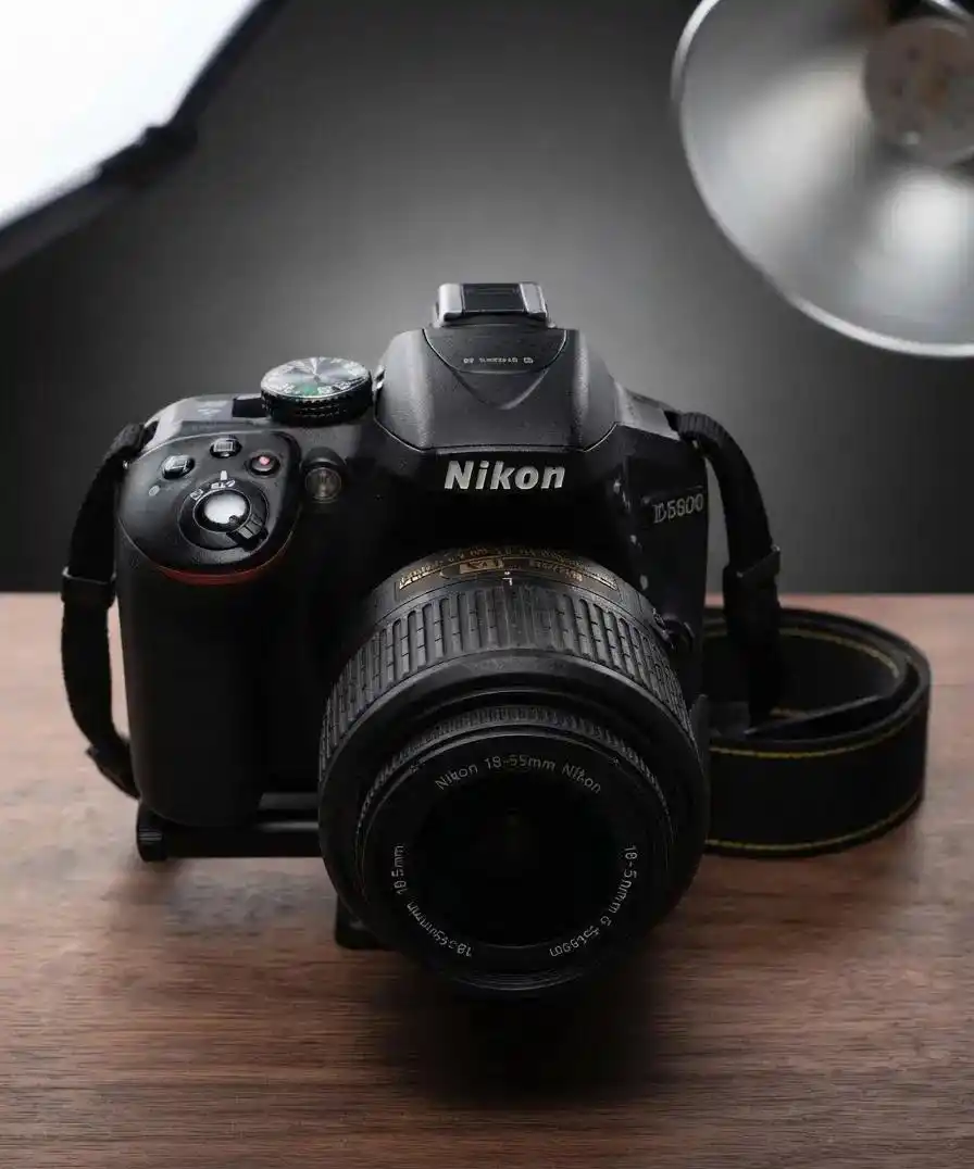 دوربین نیکون D5300 لنز ۱۸-۵۵ VR (بسیار کم کارکرد) دست دو
