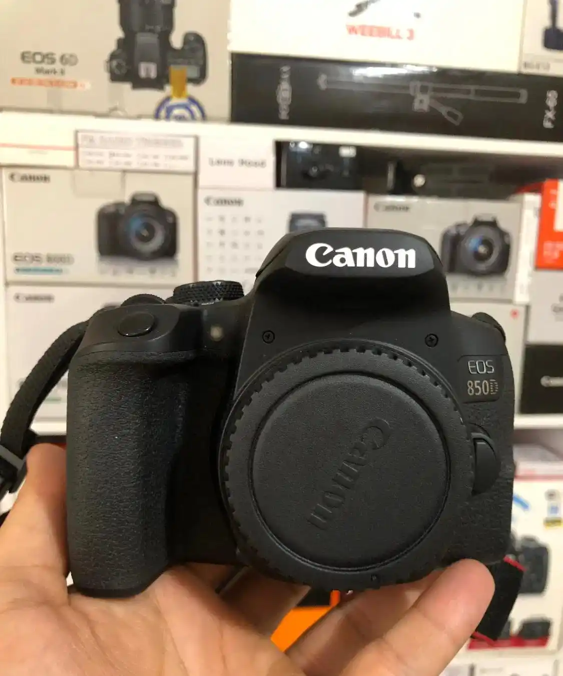 دوربین کانن مدل EOS 850D بهمراه لنز 18-135 IS USM دست دو