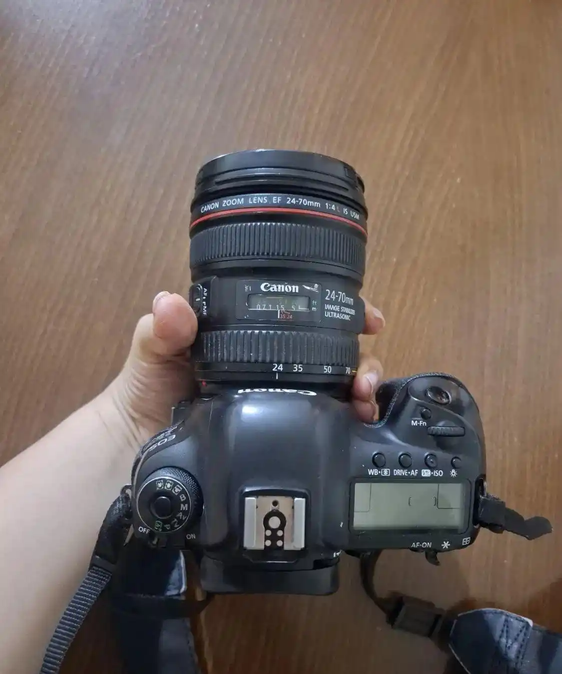 دوربین مارک ۴  5D با لنز ۲۴.۷۰ حرفه ای دست دو